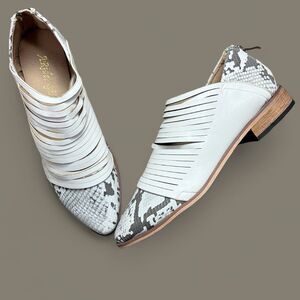 A Rider Girl White & Camo Gray Western Flat Shoes
